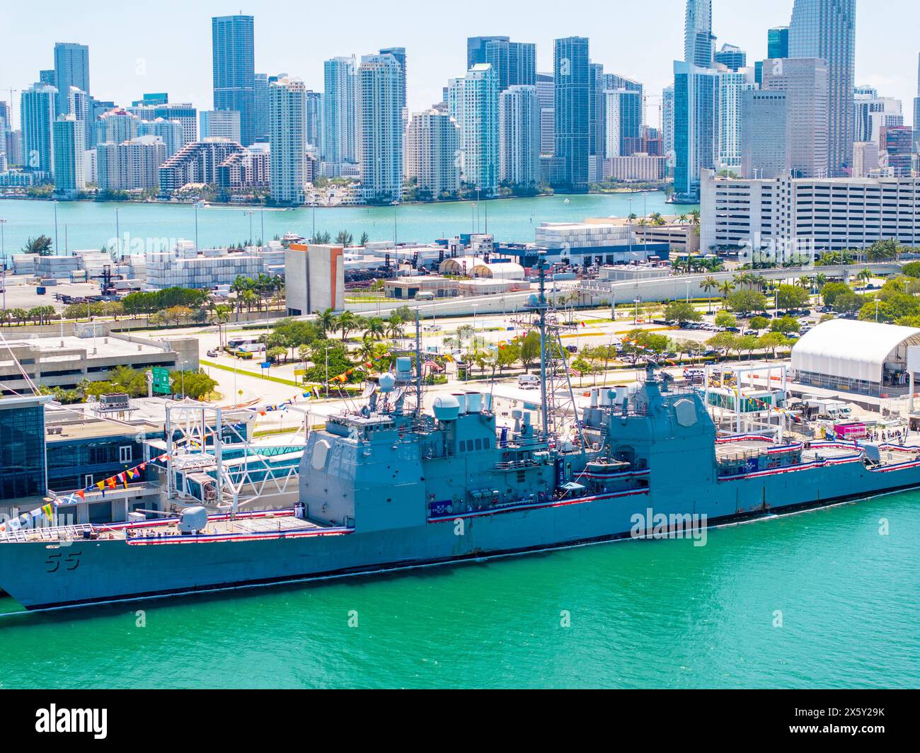 Miami, Florida, Stati Uniti - 9 maggio 2024: Fleet Week Miami 2024. Foto aerea con drone delle navi da battaglia della USS al porto di Port Miami per visite pubbliche Foto Stock