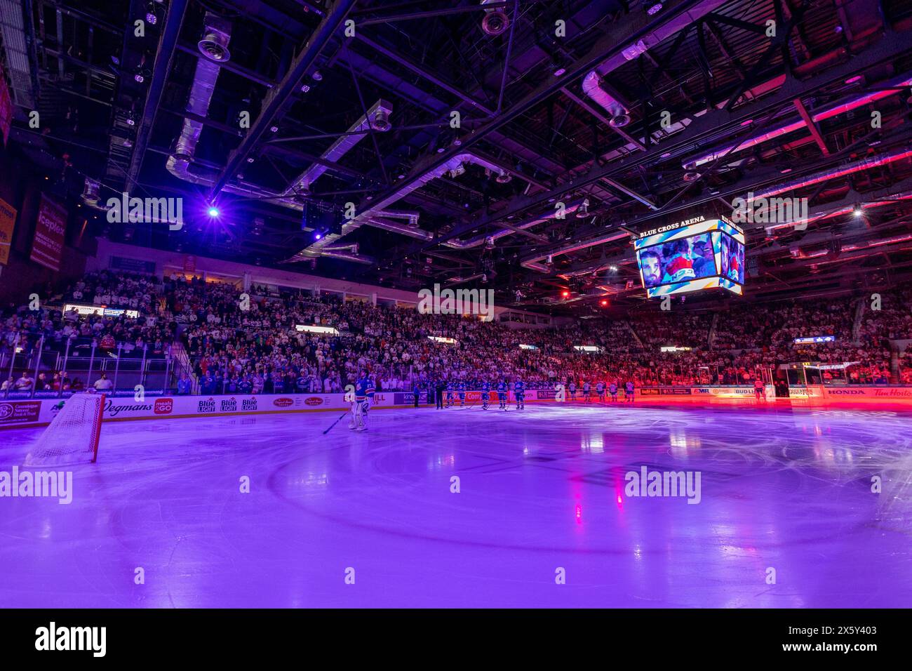 10 maggio 2024: Rochester Americans e Syracuse Crunch suonano durante l'inno nazionale. I Rochester Americans ospitarono i Syracuse Crunch in gara 5 delle semifinali della Northeast Division della American Hockey League alla Blue Cross Arena di Rochester, New York. (Jonathan tenca/CSM) Foto Stock