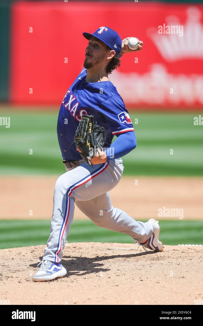 Michael Lorenzen n. 23 dei Texas Rangers lanciò sul piatto nel secondo inning durante una partita contro gli Oakland Athletics all'Oakland Coliseum On Foto Stock