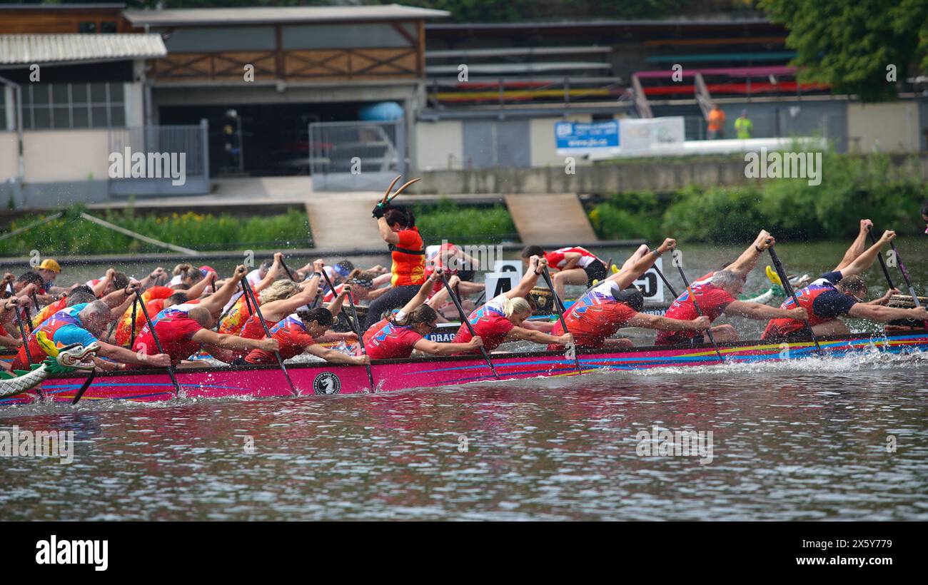 Praga, Repubblica Ceca. 11 maggio 2024. I partecipanti gareggiano al 27° Festival della Dragon Boat di Praga, in Repubblica Ceca, l'11 maggio 2024. Crediti: Dana Kesnerova/Xinhua/Alamy Live News Foto Stock