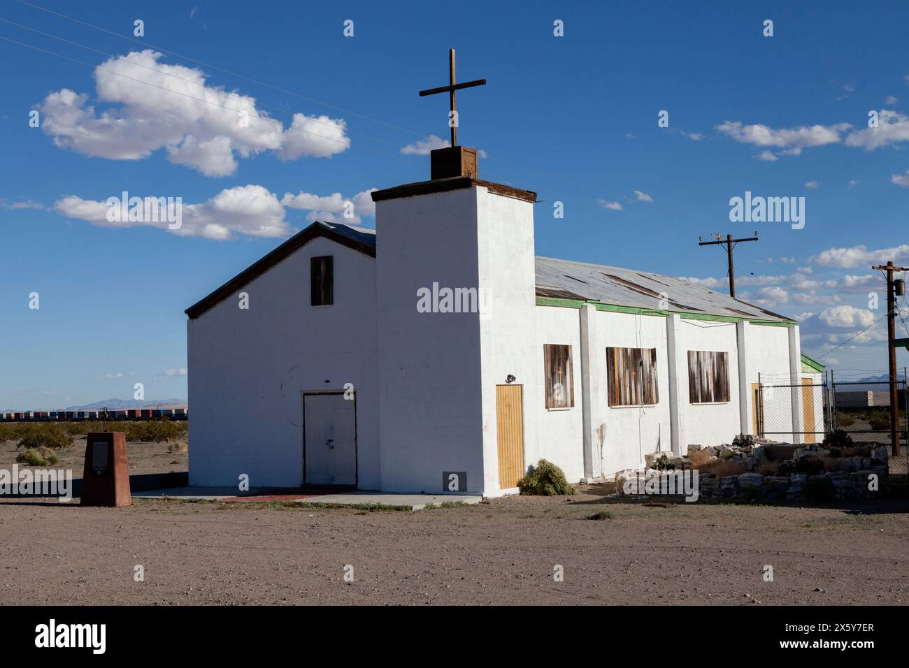 Chiesa cattolica di St. Raymond ad Amboy, California. Originariamente aperta nel 1951, la chiesa fu chiusa nel 1973 quando la Route 66 attraverso la città era bypasse Foto Stock