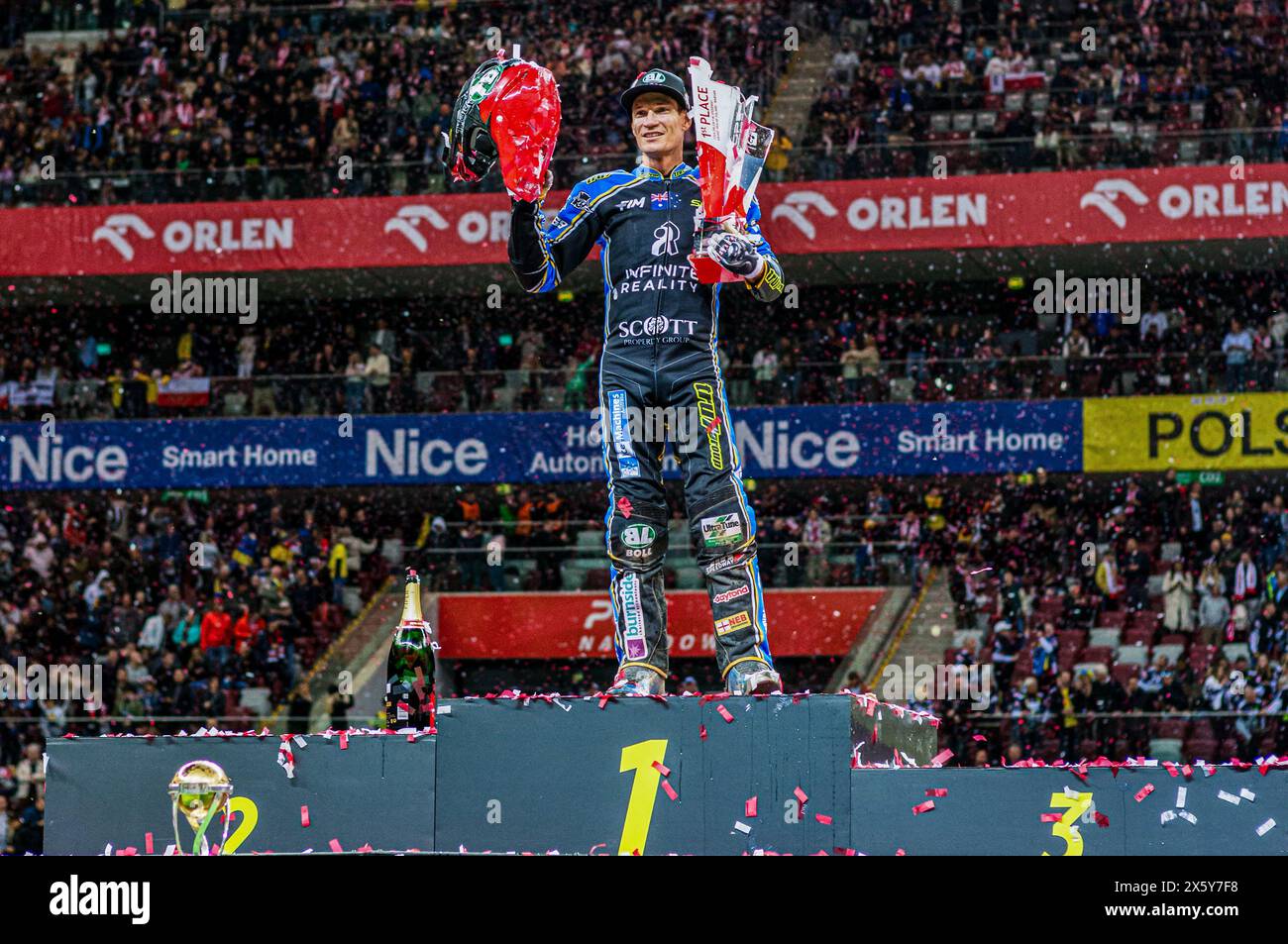 Varsavia, Polonia. 11 maggio 2024. Jason Doyle posa sul podio con il casco e il trofeo durante la celebrazione. Il FIM Speedway Grand Prix fa tappa al secondo turno a Varsavia, Polonia, allo Stadio Nazionale. Dopo 20 feroce manches, 2 semifinali e una finale emozionante, l'australiano Jason Doyle ha concluso un'attesa di sei anni e mezzo per la vittoria del FIM Speedway Grand Prix. Doyle è stato accolto sul podio, insieme al 2° posto Pole Bartosz Zmarzlik e al 3° posto Brit Robert Lambert. Credito: SOPA Images Limited/Alamy Live News Foto Stock