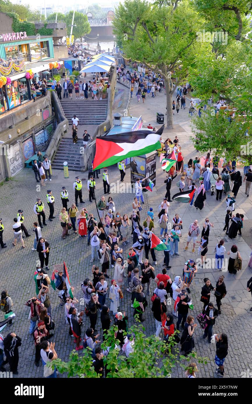 Londra, Regno Unito, 11 maggio 2024. La domanda giovanile, gli operatori sanitari per la Palestina e altri sostenitori hanno organizzato una protesta di emergenza in solidarietà con gli abitanti di Gaza, e per sensibilizzare i cittadini intrappolati a Rafah, prima di un'imminente operazione militare israeliana. Il gruppo marciò con una serie di striscioni e bloccò brevemente il Waterloo Bridge, scatenando fumosità. Credito: Fotografia dell'undicesima ora/Alamy Live News Foto Stock