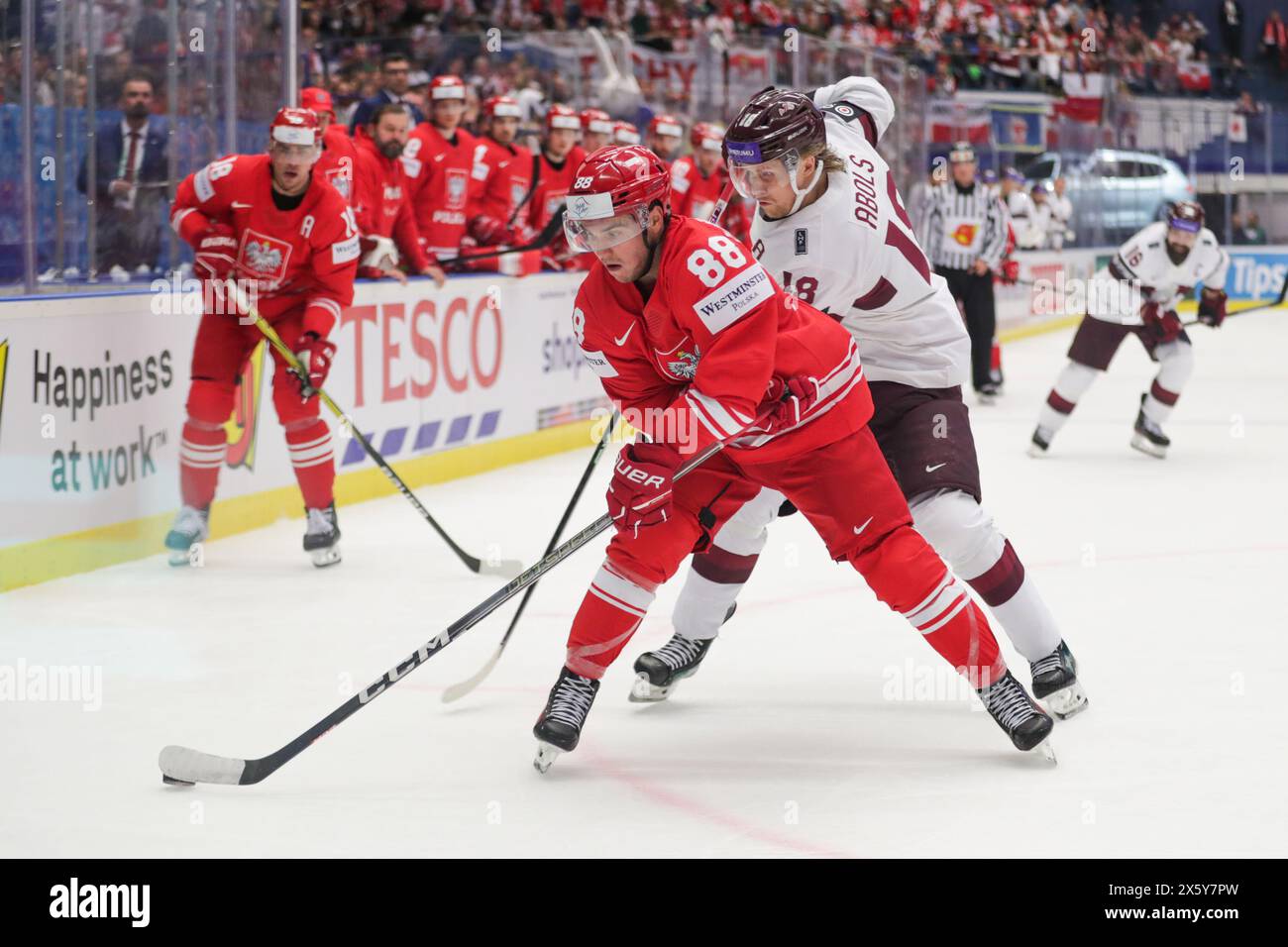 Ostrava, Repubblica Ceca. 11 maggio 2024. Lyszczarczyk Alan della Polonia n. 88 (L) e Abols Rodrigo della Lettonia (R) visti in azione durante l'IIHF Ice Hockey World Championship 2024 match tra Polonia e Lettonia all'Ostravar Arena Ostrava. Punteggio finale; Polonia 4:5 Lettonia. Credito: SOPA Images Limited/Alamy Live News Foto Stock