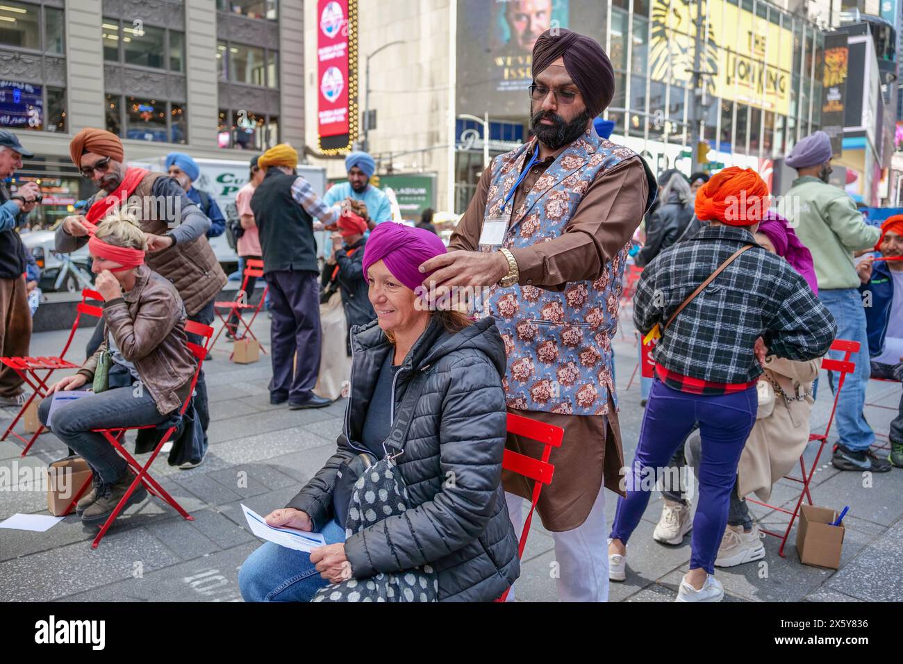 New York, New York, Stati Uniti. 11 maggio 2024. Il giorno dei turbani a Times Square ha fatto conoscere agli americani e ai visitatori i turbani sikh e i suoi valori nella fede sikh, oltre a correggere i malintesi sui turbani attraverso la condivisione dei valori dell'amore, della fede, dell'uguaglianza e della giustizia sociale. Mentre legano i turbani ai visitatori, imparano a conoscere la cultura e il patrimonio Sikh. L'evento ha caratterizzato un palco sonoro che offre anche musica e spettacoli. Crediti: ZUMA Press, Inc./Alamy Live News Foto Stock