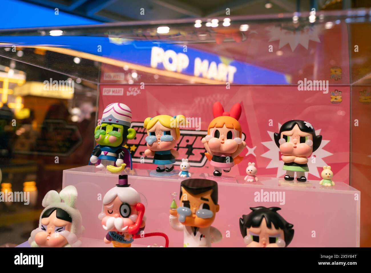 Bangkok, Tailandia - 6 maggio 2024 : modelli di Crybaby x Powerpuff Girls in vetrina nel negozio Pop Mart. Foto Stock