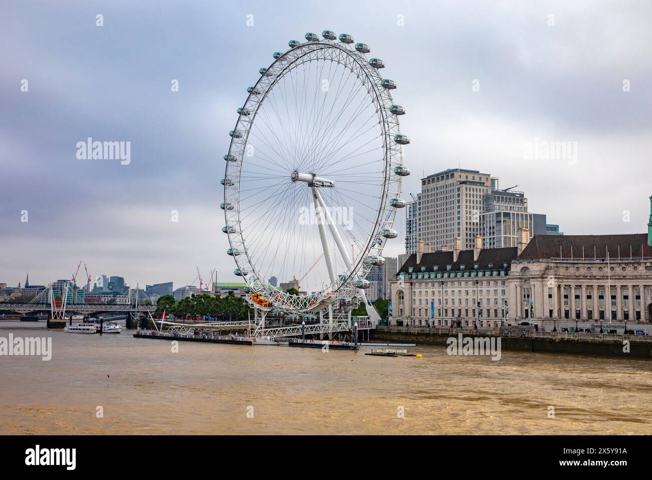 La ruota millenaria del London Eye presso la Riverside County Hall accanto al fiume Tamigi, principale attrazione turistica e punto di riferimento per i visitatori, Londra, Inghilterra, Regno Unito, 2023 Foto Stock