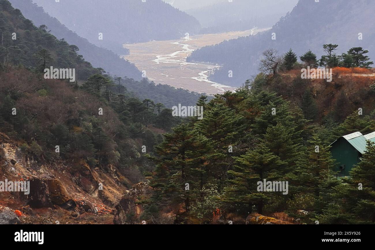 remoto villaggio di montagna, foresta circostante e natura selvaggia, splendida regione montuosa dell'himalaya nel sikkim nella stagione autunnale, india Foto Stock