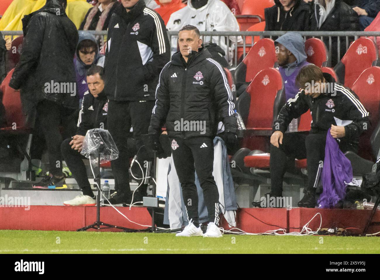 Toronto, Ontario, Canada. 11 maggio 2024. L'allenatore del Toronto FC John Herdman, guarda l'azione durante la partita della MLS tra il Toronto FC e il New York City FC al BMO Field di Toronto. Il gioco si è concluso nel 2-3 (Credit Image: © Angel Marchini/ZUMA Press Wire) SOLO PER USO EDITORIALE! Non per USO commerciale! Crediti: ZUMA Press, Inc./Alamy Live News Foto Stock