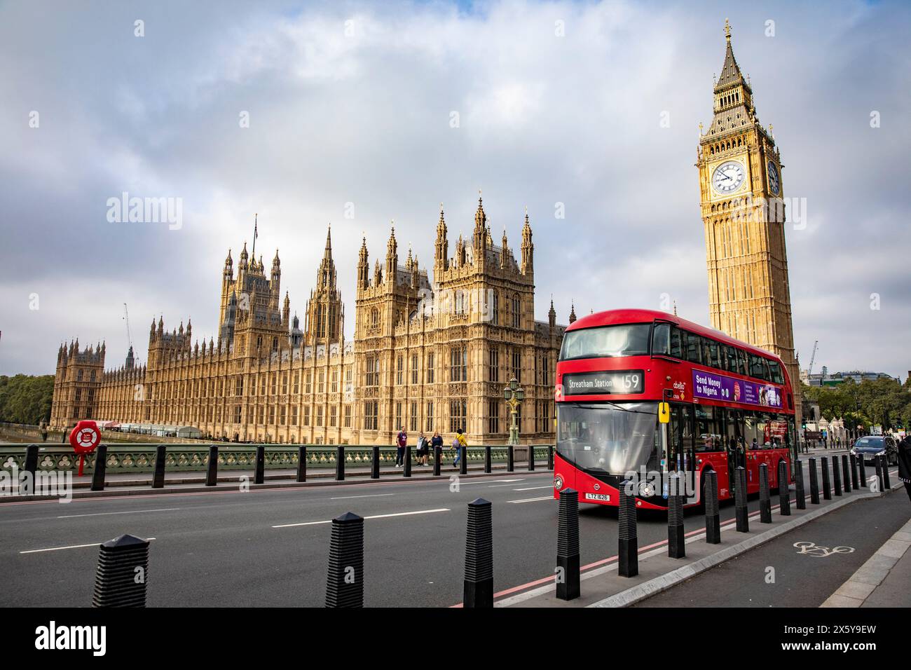 Autobus rosso a due piani a Londra sul Westminster Bridge con Palazzo di Westminster, Houses of Parliament e Torre dell'orologio del Big Ben, Londra, Inghilterra, Regno Unito, 2023 Foto Stock
