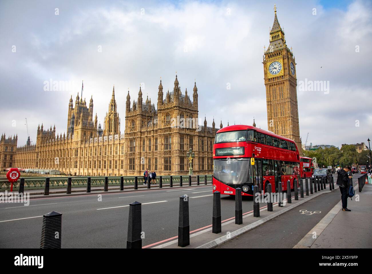 Autobus rosso a due piani a Londra sul Westminster Bridge con Palazzo di Westminster, Houses of Parliament e Torre dell'orologio del Big Ben, Londra, Inghilterra, Regno Unito, 2023 Foto Stock