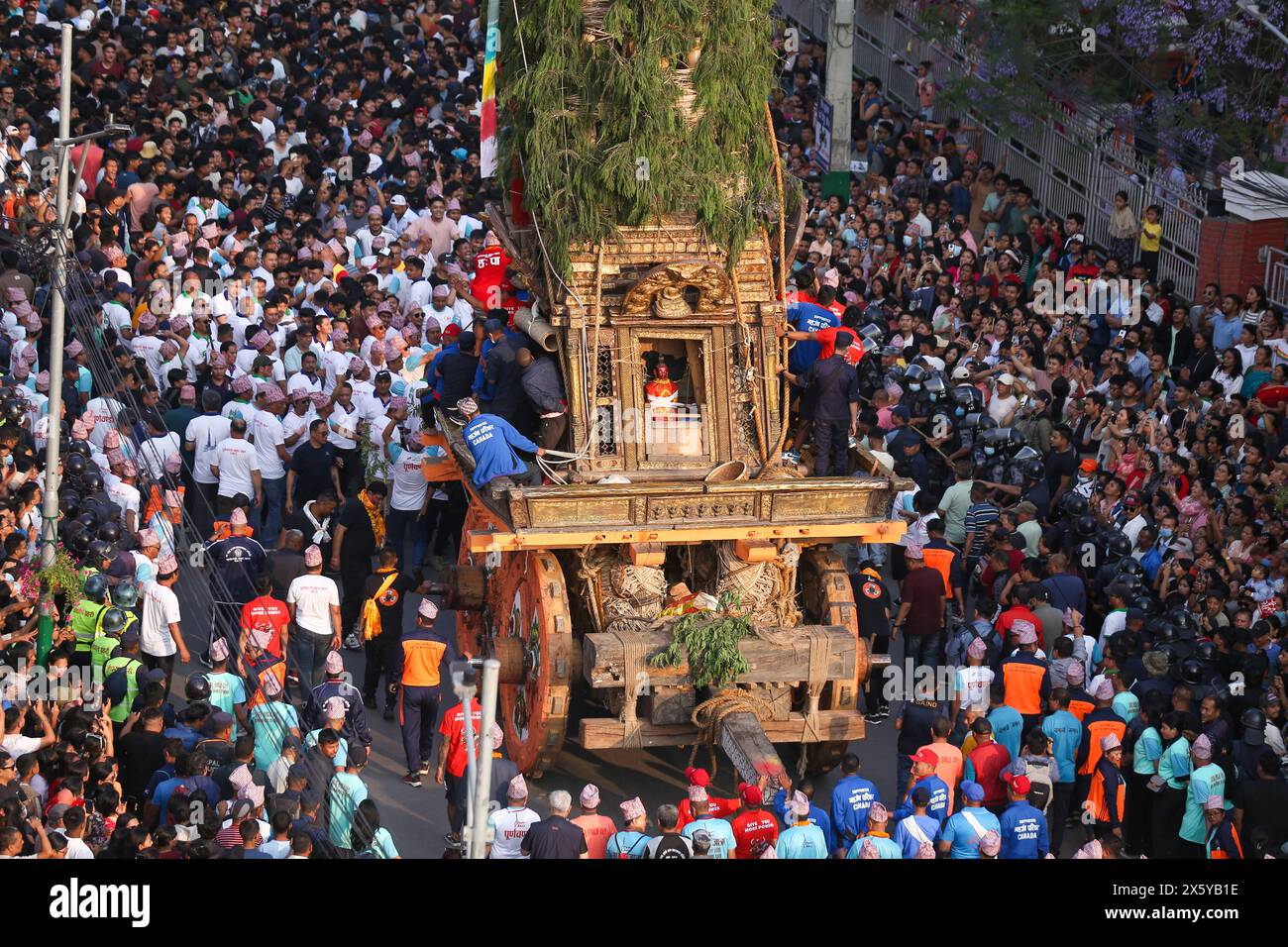 La processione dei carri di Rato Machhindranath inizia in Nepal, i devoti del Mar dei nepalesi tirano il carro di Lord Rato Machhindranath attraverso la piazza della città di Lalitpur l'11 maggio 2024. Il Dio rosso del Nepal, comunemente noto come Rato Machhindranath, signore della pioggia e del raccolto, è salito su un carro alto 32 metri che raschia il cielo, pronto a girare per la città che si estende per settimane. La processione del carro di Rato Macchendranath chiamata anche Bunga Dugh in Newari che significa il Dio della pioggia e della vendemmia è la più lunga Jatra in Nepal, che dura per mesi a seconda dell'astronomia. Un carro da 32 piedi di Rato Machh Foto Stock