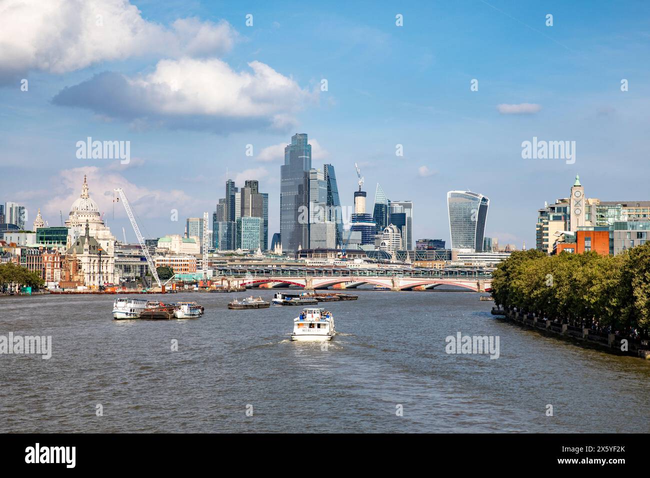 Londra, il Tamigi e la città di Londra, con alti edifici per uffici ed aziende, skyline cittadino, giorno d'autunno soleggiato, Londra, Inghilterra, Regno Unito, 2023 Foto Stock