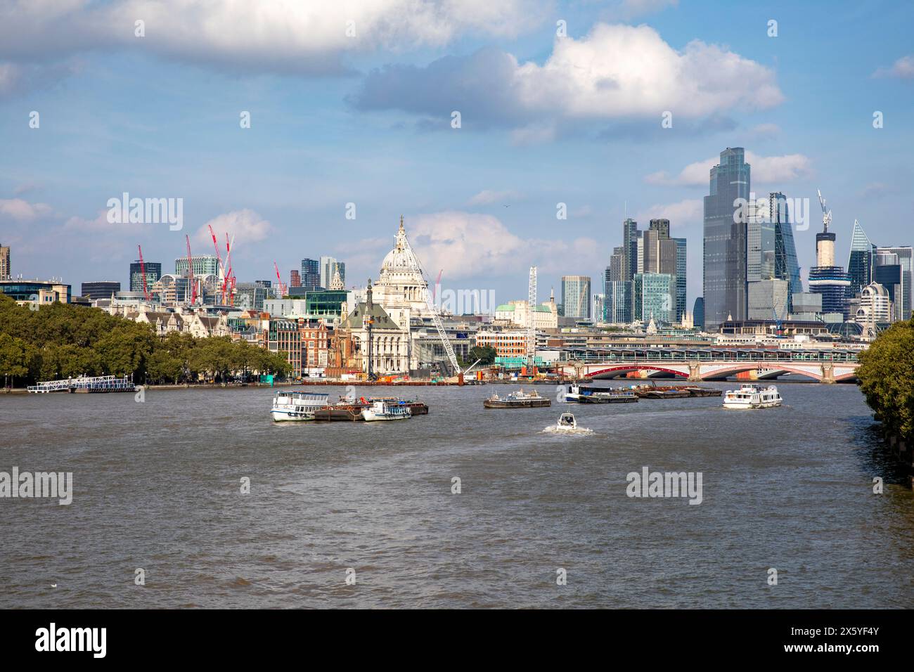 Londra, il Tamigi e la città di Londra, con alti edifici per uffici ed aziende, skyline cittadino, giorno d'autunno soleggiato, Londra, Inghilterra, Regno Unito, 2023 Foto Stock