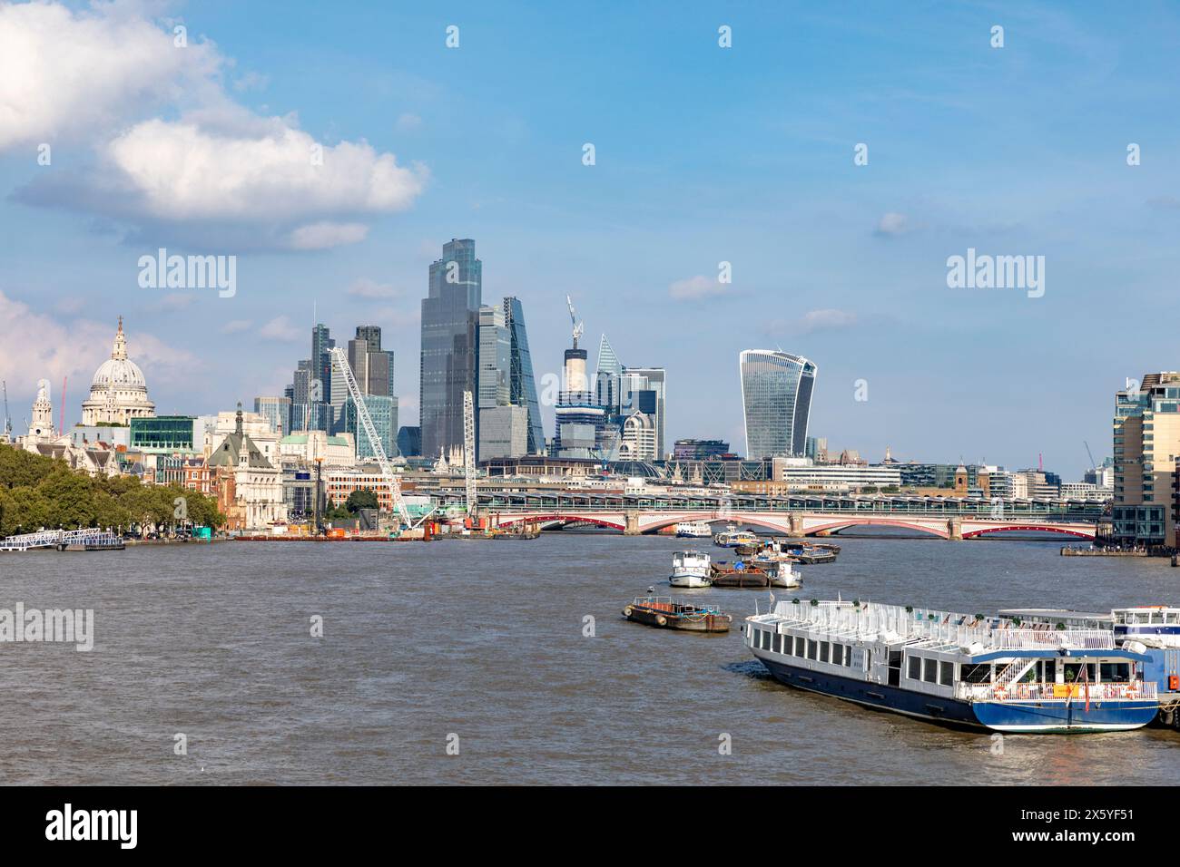 Londra, il Tamigi e la città di Londra, con alti edifici per uffici ed aziende, skyline cittadino, giorno d'autunno soleggiato, Londra, Inghilterra, Regno Unito, 2023 Foto Stock