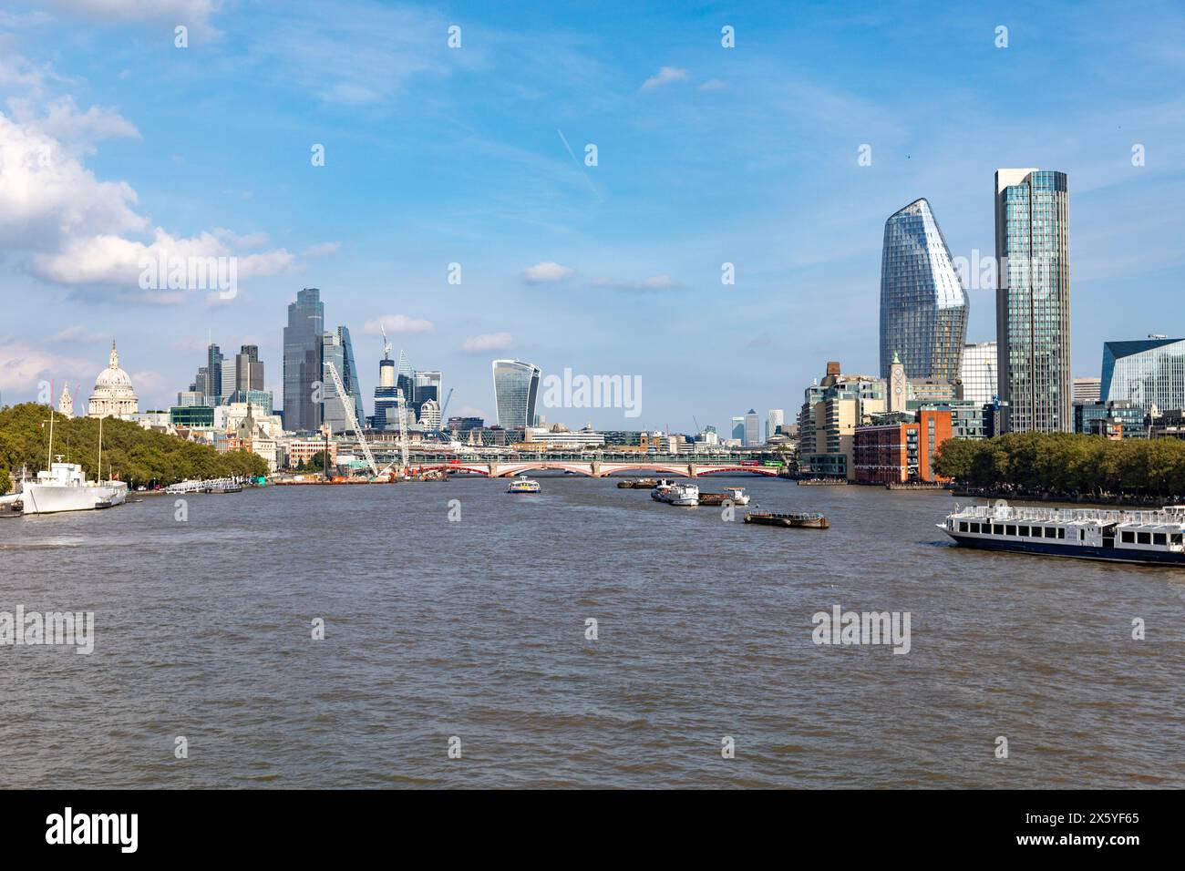 Londra, il Tamigi e la città di Londra, con alti edifici per uffici ed aziende, skyline cittadino, giorno d'autunno soleggiato, Londra, Inghilterra, Regno Unito, 2023 Foto Stock