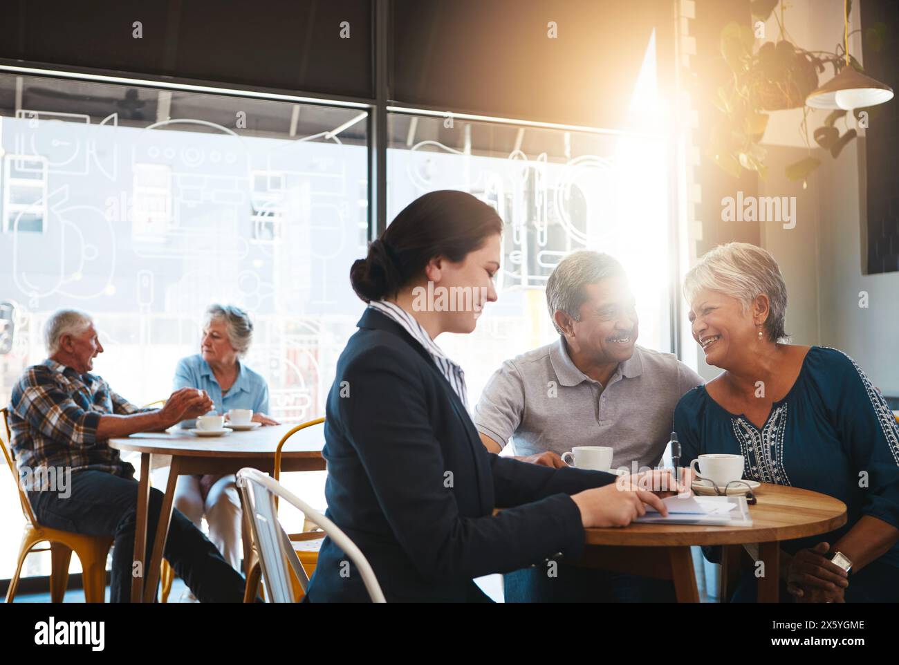 Coppia senior, consulente finanziario e colloquio con documenti in consultazione, conversazione e piano pensionistico. Assicurazione, risparmio e investimenti con Foto Stock