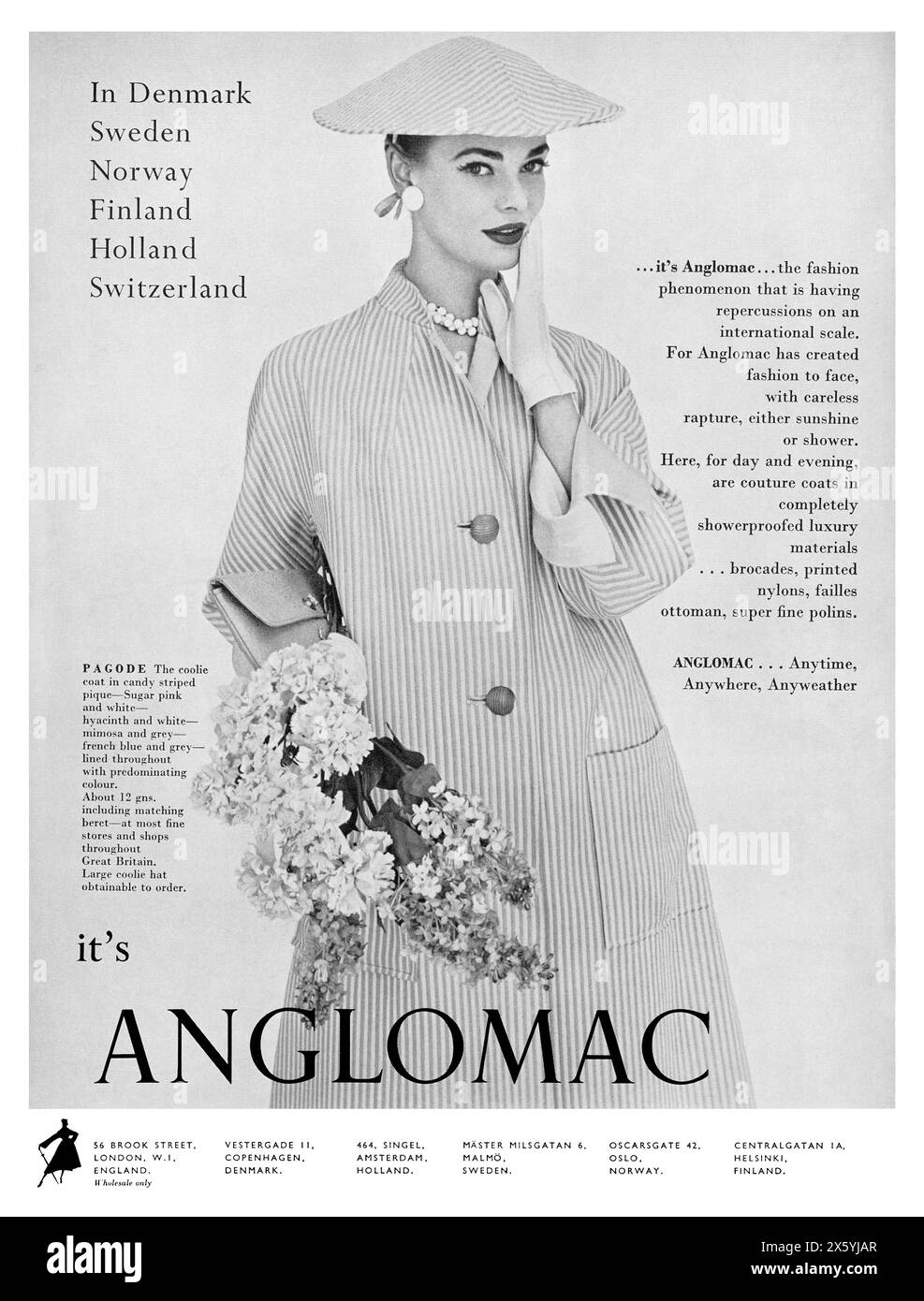 1955 pubblicità britannica di moda per gli impermeabili Anglomac. La modella è Susan Abraham. Foto Stock