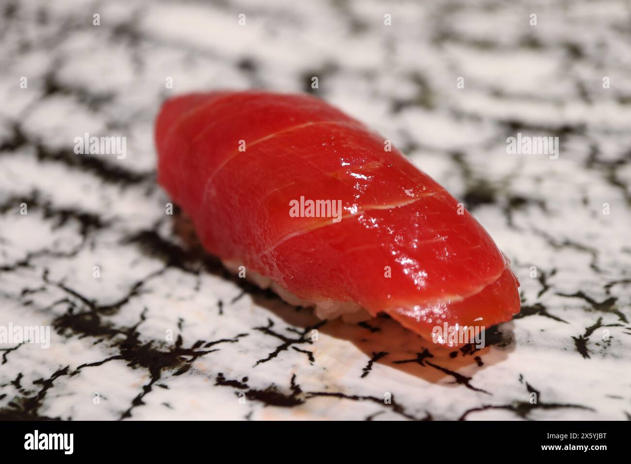 Edomae (stile Edo) nigiri-zushi: Tonno marinato Foto Stock