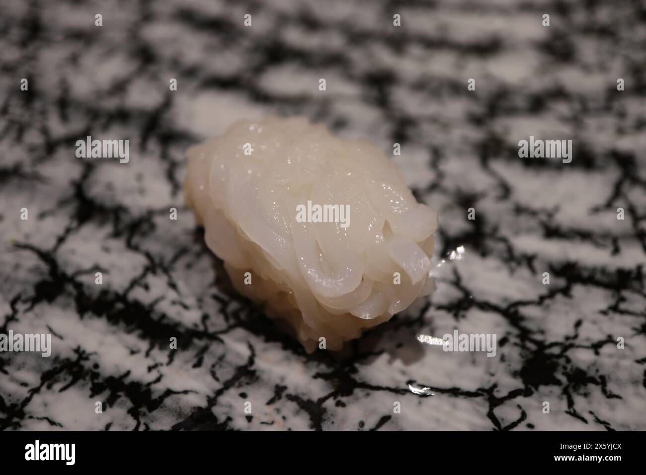 Edomae (stile Edo) nigiri-zushi: Calamari volanti giapponesi Foto Stock