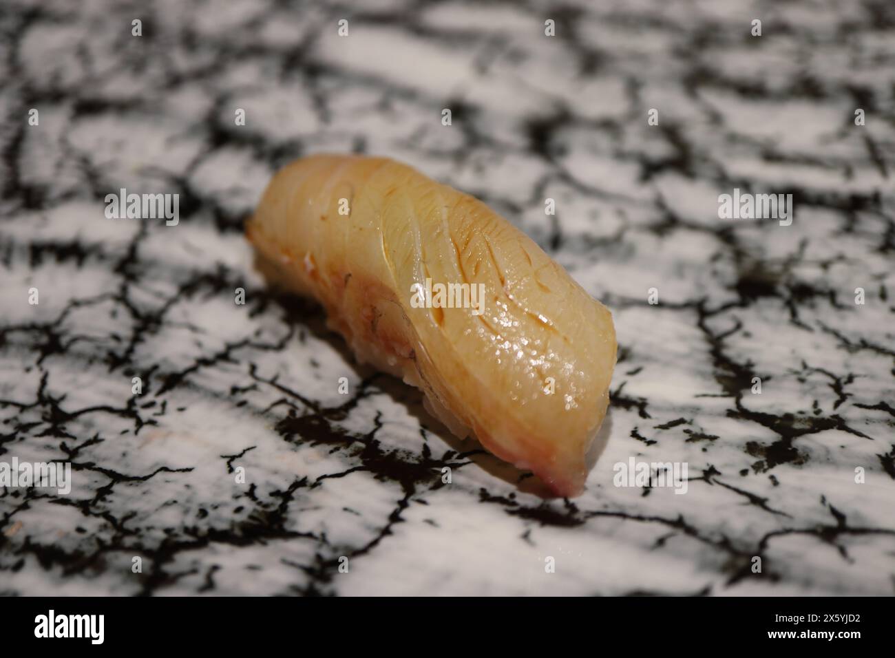 Edomae (stile Edo) nigiri-zushi: Calamari rossi Foto Stock