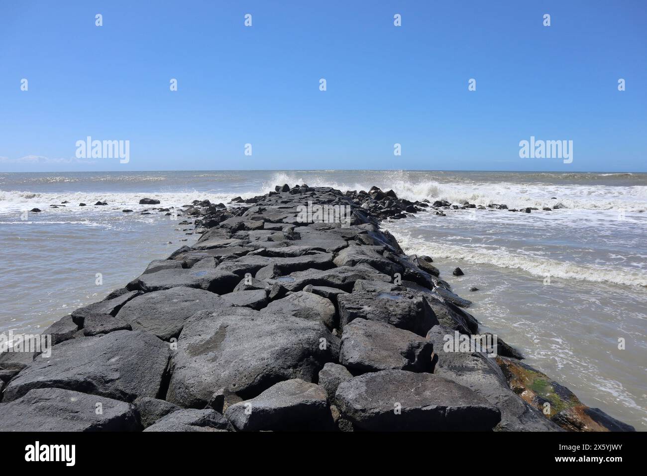 Lido di Ostia - Scogliera tra due spiagge Foto Stock