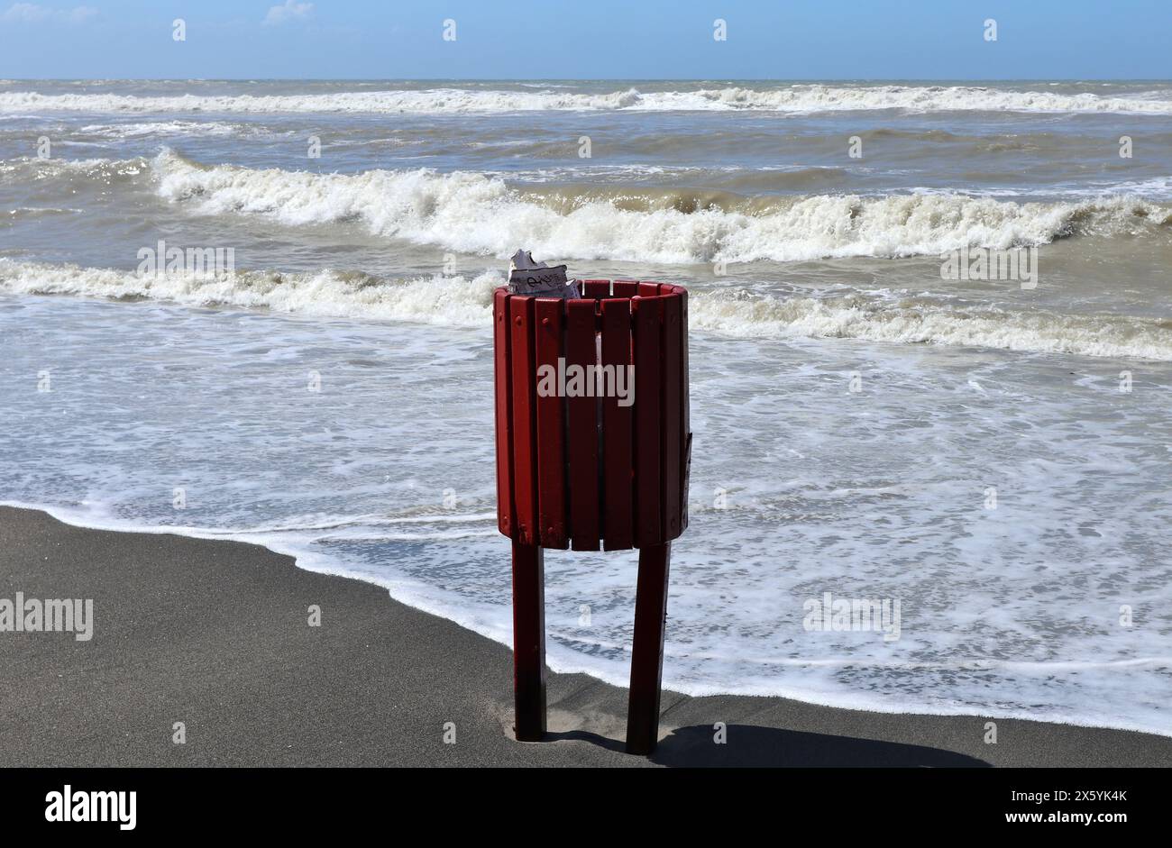 Lido di Ostia - cestino portarifiuti a riva al mare Foto Stock