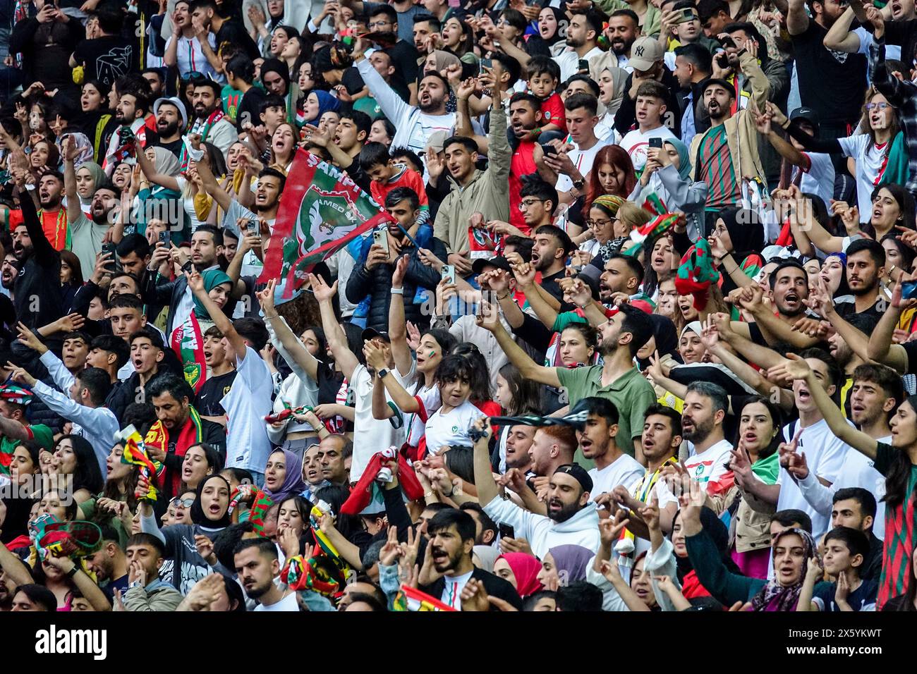 Diyarbakir, Turchia. 11 maggio 2024. I tifosi dell'Amedspor festeggiano il campionato della loro squadra. L'Amedspor, la squadra di calcio della città di Diyarbakir, dove vivono di più i curdi turchi, ha ricevuto la coppa del campionato del gruppo 2nd League Red in un festival tenutosi allo stadio di Diyarbakir e cui hanno partecipato decine di migliaia di tifosi. L'Amedspor è stato promosso nella Federazione calcistica turca 1st League dopo 12 anni come campione nel suo gruppo. Amedspor è sostenuta da gran parte dei curdi in Turchia e all'estero. Credito: SOPA Images Limited/Alamy Live News Foto Stock