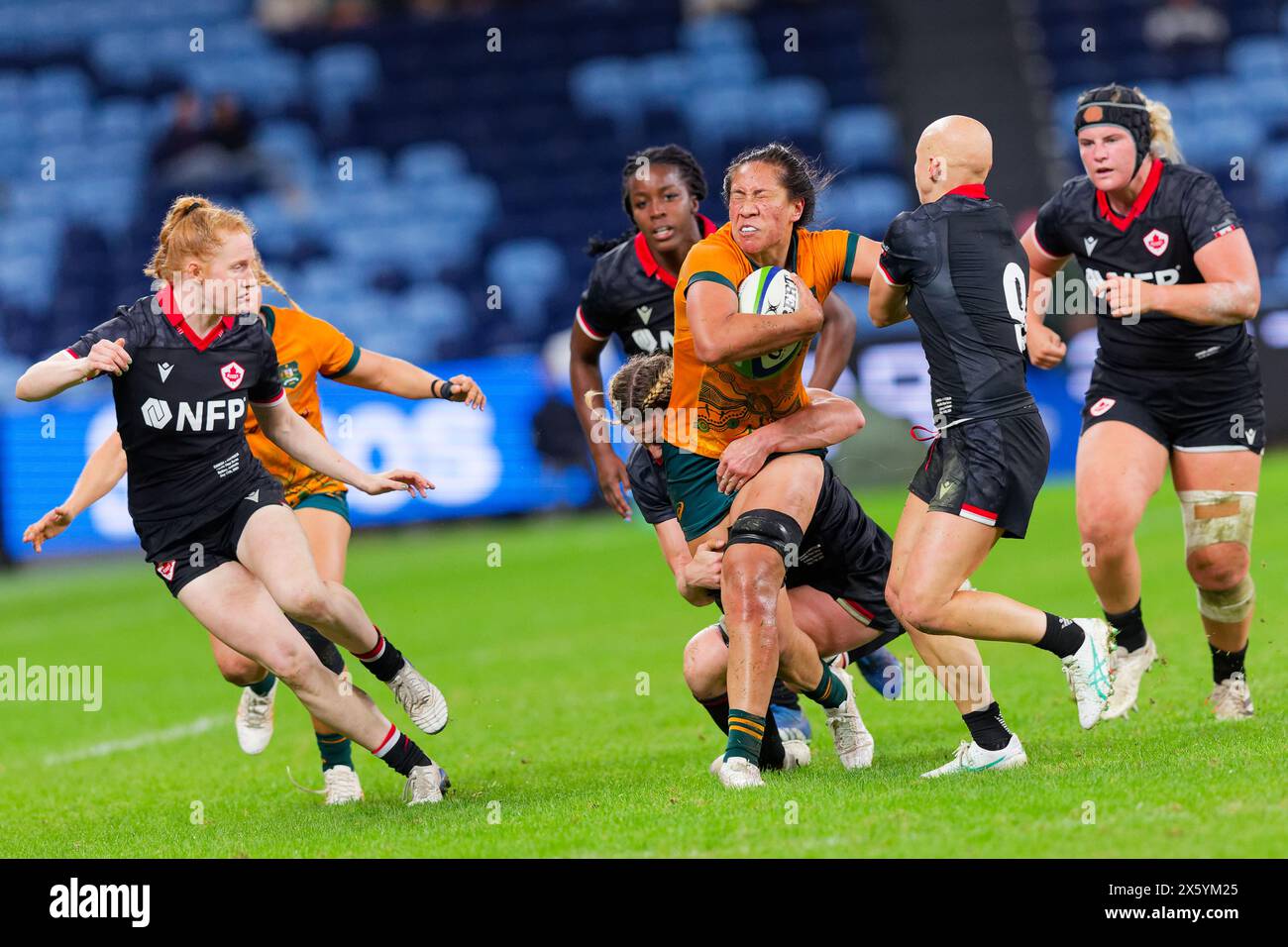 Sydney, Australia. 11 maggio 2024. Siokapesi Palu dell'Australia è placcato durante il Pacific Four Series 2024 match tra Australian Wallaroos e Canada all'Allianz Stadium l'11 maggio 2024 a Sydney, Australia Credit: IOIO IMAGES/Alamy Live News Foto Stock