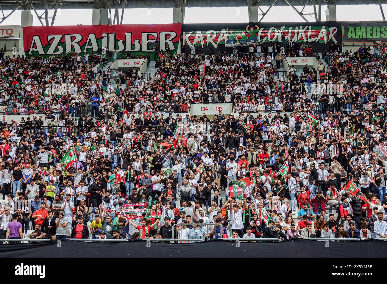 Diyarbakir, Turchia. 11 maggio 2024. I tifosi dell'Amedspor festeggiano il campionato della loro squadra. L'Amedspor, la squadra di calcio della città di Diyarbakir, dove vivono di più i curdi turchi, ha ricevuto la coppa del campionato del gruppo 2nd League Red in un festival tenutosi allo stadio di Diyarbakir e cui hanno partecipato decine di migliaia di tifosi. L'Amedspor è stato promosso nella Federazione calcistica turca 1st League dopo 12 anni come campione nel suo gruppo. Amedspor è sostenuta da gran parte dei curdi in Turchia e all'estero. (Foto di Mehmet Masum Suer/SOPA Images/Sipa USA) credito: SIPA USA/Alamy Live News Foto Stock