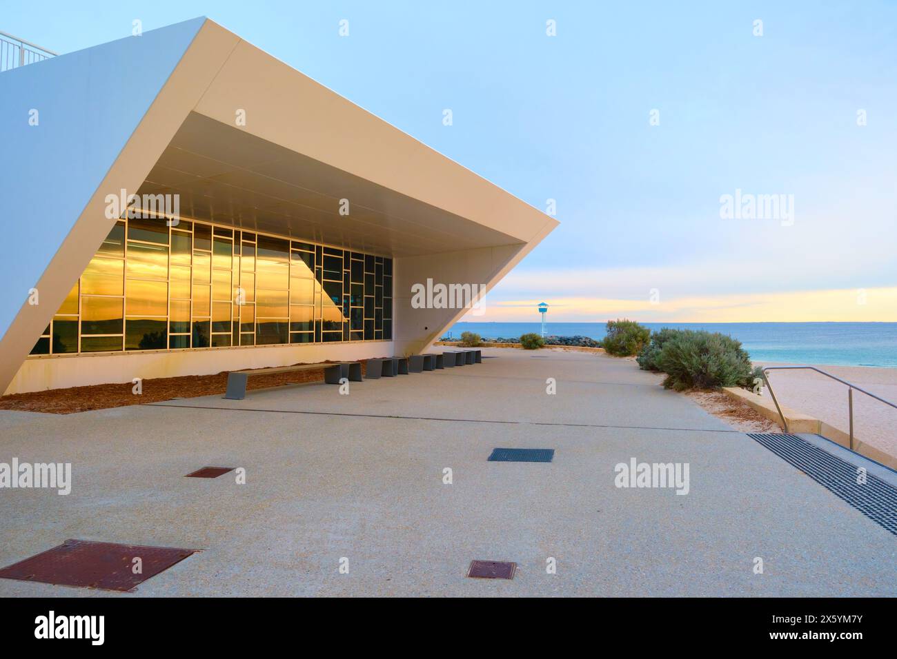 Il tramonto si riflette nella palestra e nel nuovo edificio del surf club, parte della riqualificazione delle strutture di City Beach, Perth, Australia Occidentale. Foto Stock