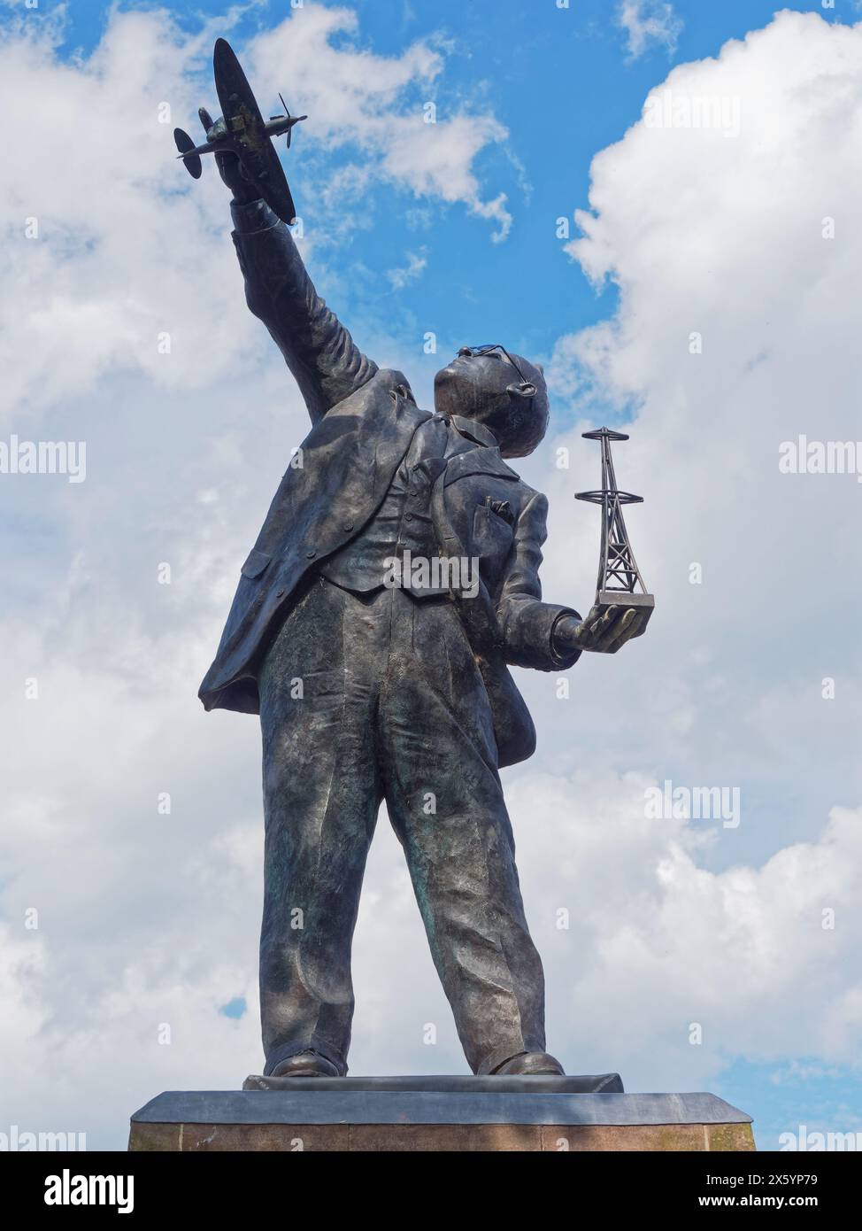 La statua che celebra la vita e i successi Sir Robert Alexander Watson-Watt, il pioniere radar situato nella sua città natale di Brechin. Foto Stock