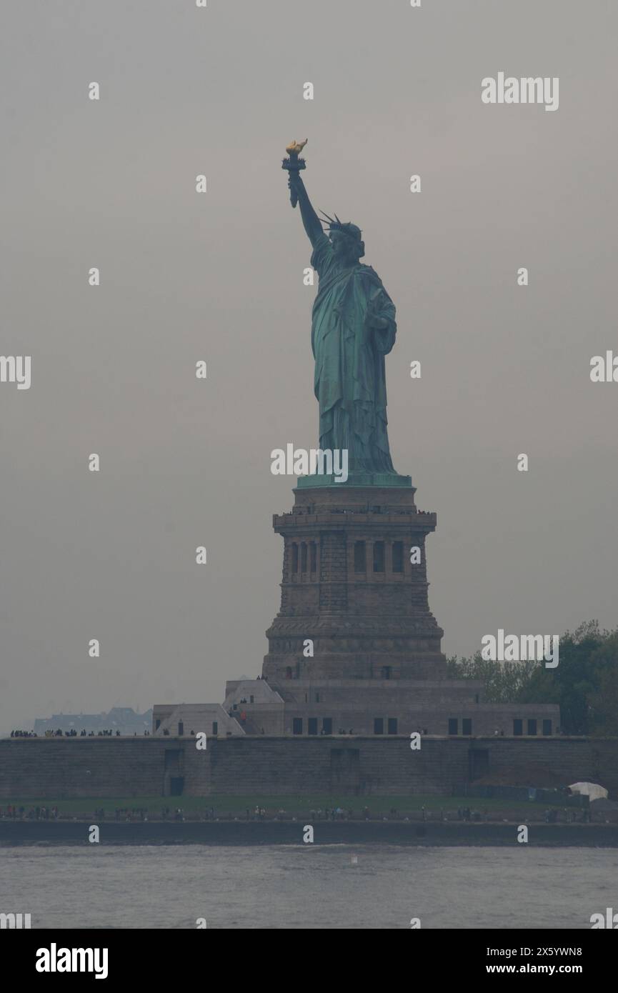 La Statua della Libertà nel porto di New York Foto Stock
