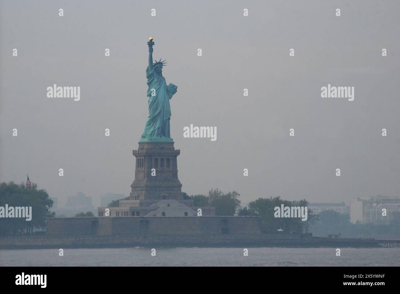 La Statua della Libertà nel porto di New York Foto Stock