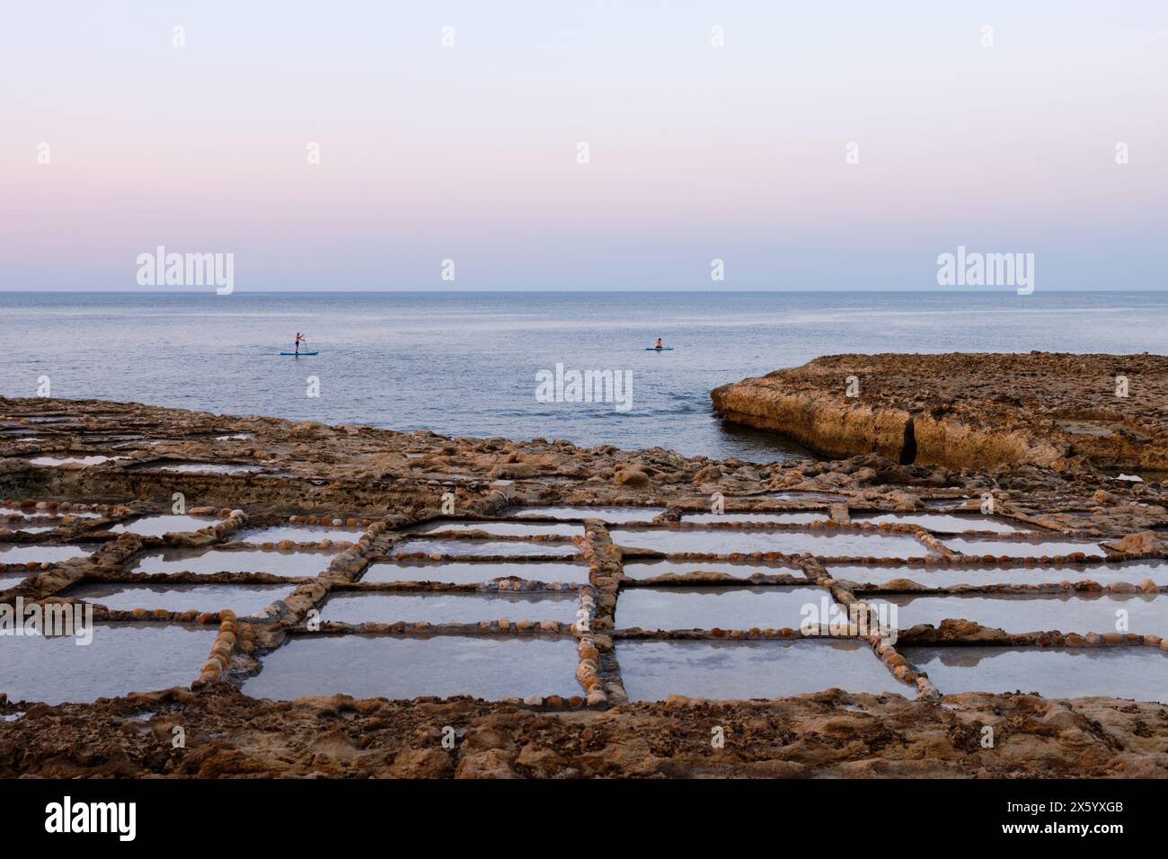 Saltpans a Xwejni Bay sull'isola di Gozo - Marsalfron, Malta Foto Stock