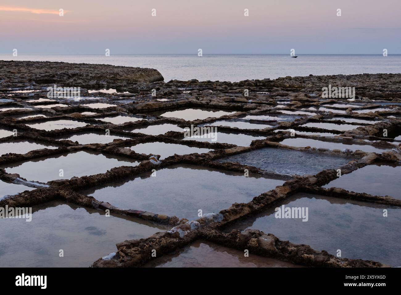 Saltpans a Xwejni Bay sull'isola di Gozo - Marsalfron, Malta Foto Stock