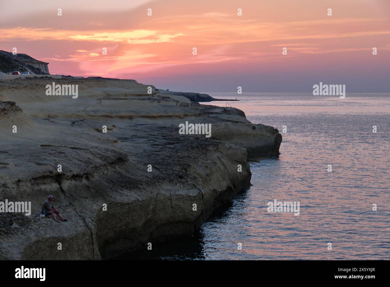 Crepuscolo a Xwejni Bay sull'isola di Gozo - Marsalfron, Malta Foto Stock