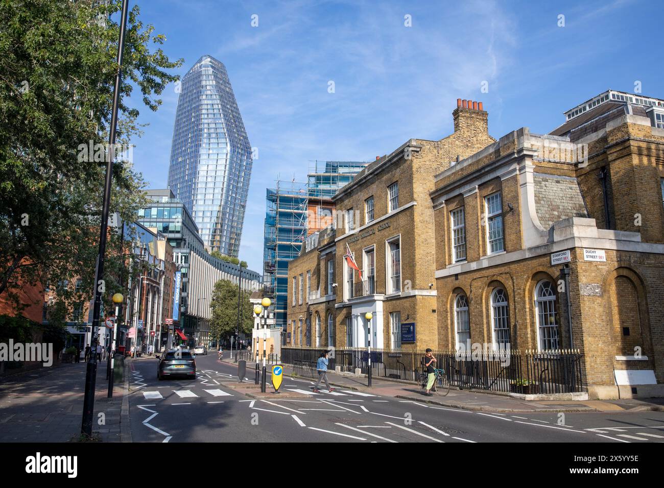 Londra, la Scuola Nautica in Stamford Street in un edificio in mattoni georgiani con un grattacielo Blackfriars che svetta sopra, Blackfriars, Londra Foto Stock