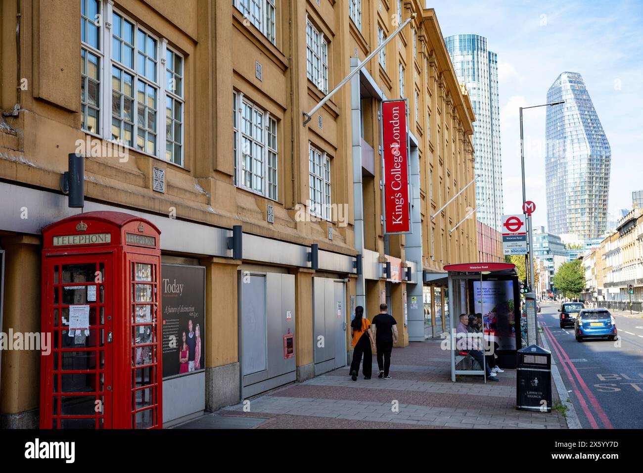 Kings College London, campus di waterloo in Stamford Street nell'edificio Franklin Wilkins, Londra, Inghilterra, Regno Unito, 2023, con un edificio Blackfriars alle spalle Foto Stock
