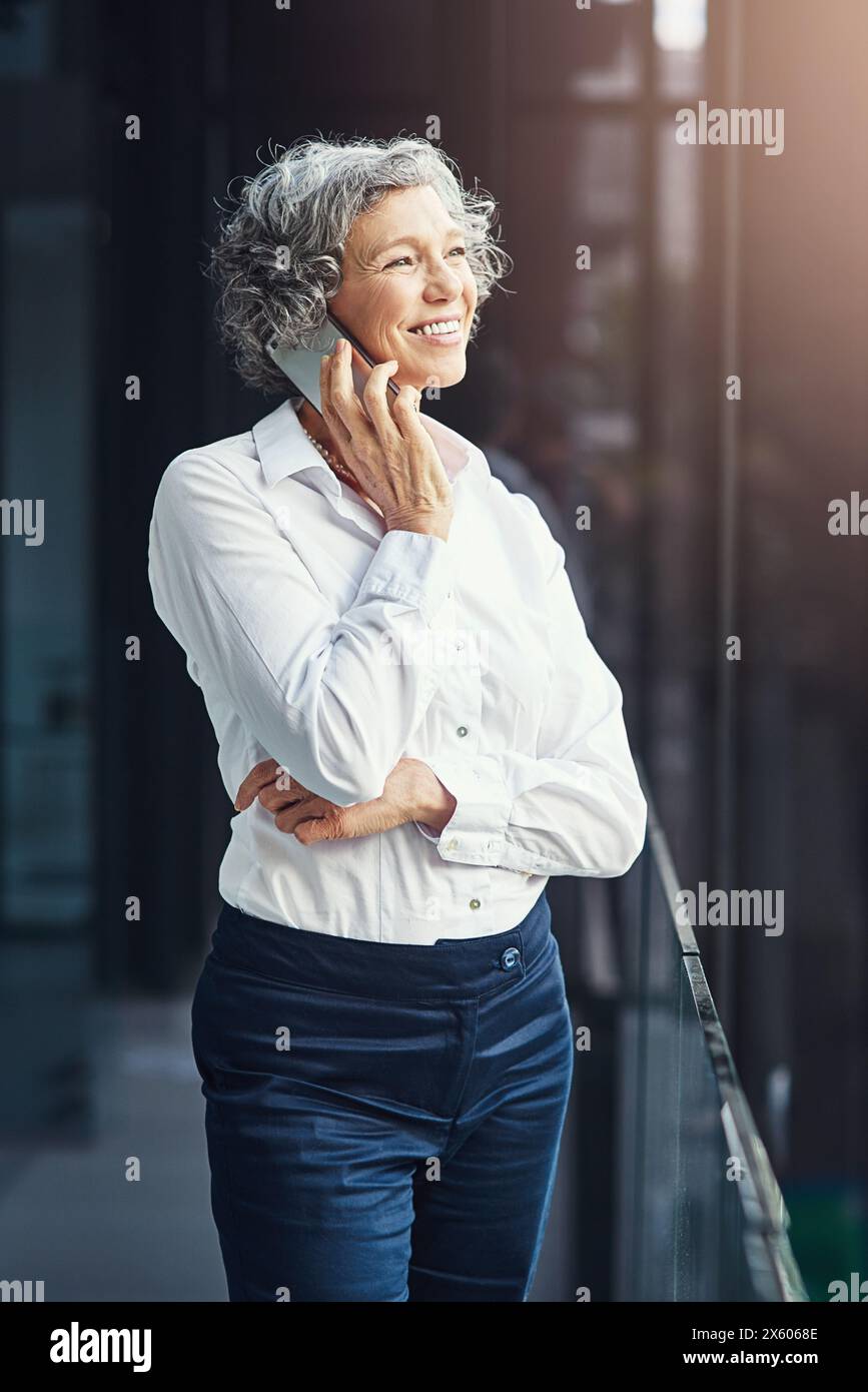 Lavoro, donna e pensiero con telefonata per carriera legale, conversazione con il cliente per caso. Avvocato donna, studio legale e cellulare con sorriso Foto Stock