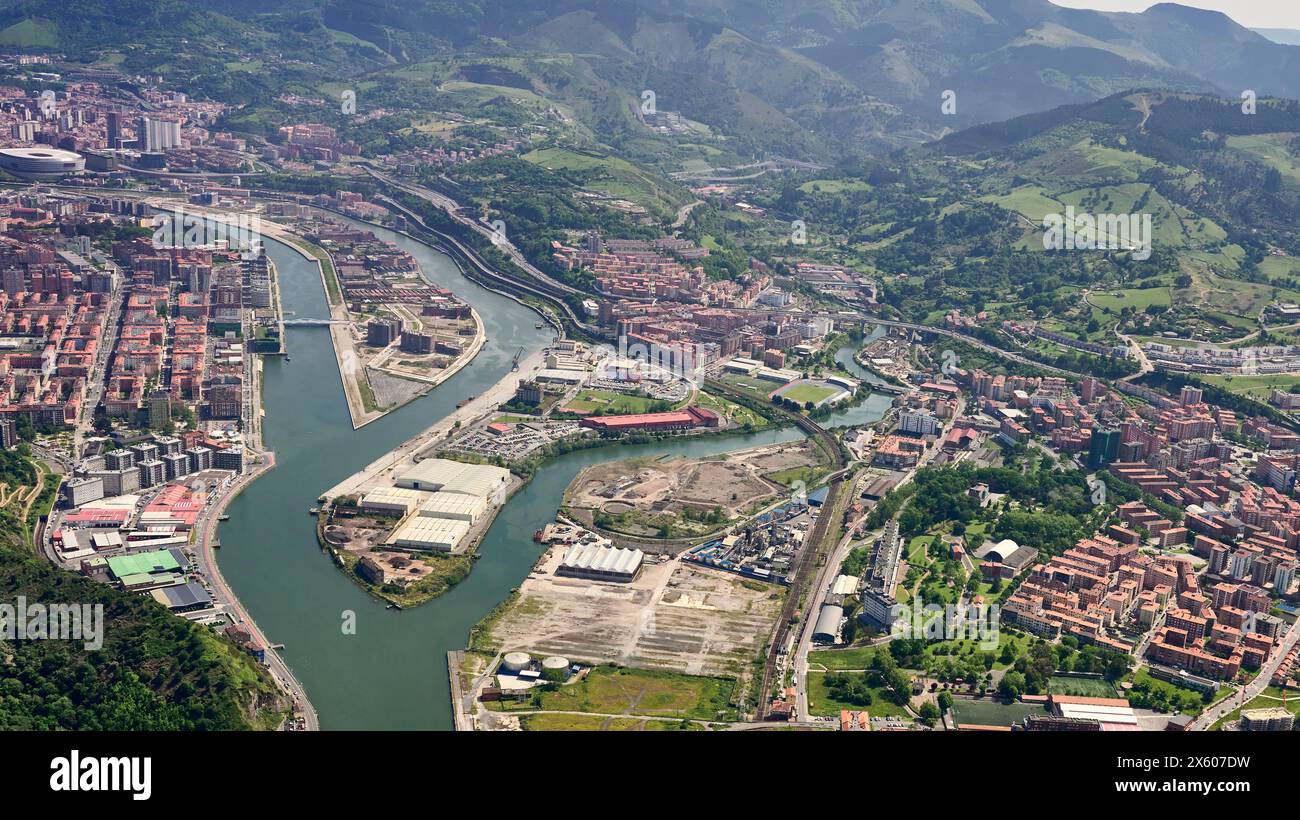 Fotografie aeree di Bizkaia con il fiume Nervión, Bilbao, Luchana, Barakaldo, dove è possibile vedere l'isola di Zorrozaurre Foto Stock