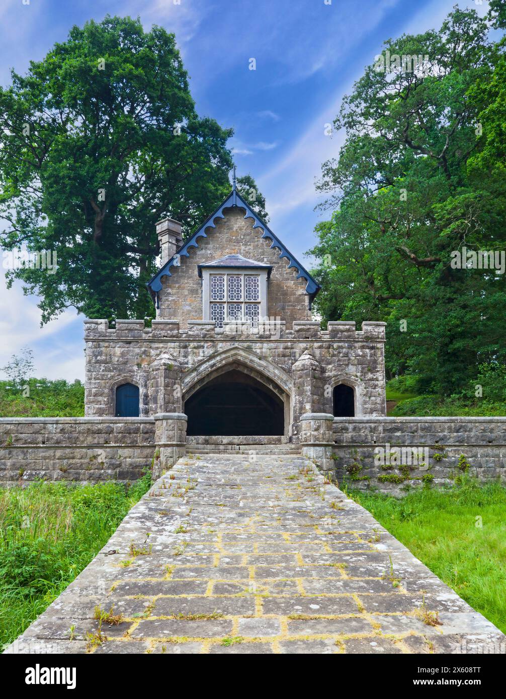 La boathouse in stile Tudor si affaccia su Upper Lough Erne, Crom Castle, Contea di Fermanagh, Irlanda del Nord. Foto Stock