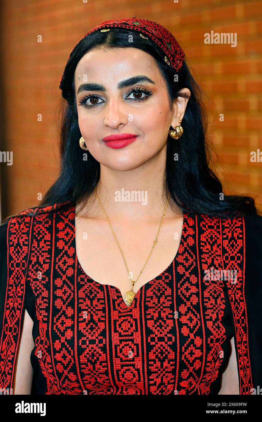 Kensington Town Hall, LONDRA, INGHILTERRA, Regno Unito - 11 MAGGIO 2024: Ghadeer Alrshoud è a (YDL) presso il Young Diplomats di Londra (YDL) presenta un evento di beneficenza chiamato "Weaving International Fashion - National Dress Catwalk". rappresentando oltre 17 ambasciate nel, ognuna delle quali riflette il suo patrimonio culturale unico. I giovani diplomatici al London Fashion Show hanno capito bene. In quest'epoca di immigrazione, ogni cultura è orgogliosa della tradizione rappresentata dai propri uomini e donne. La gente dovrebbe pensarci due volte prima di scegliere di emigrare. Come immigrato, abbiamo rinunciato al nostro status e ai diritti di nascita, ma hanno m Foto Stock