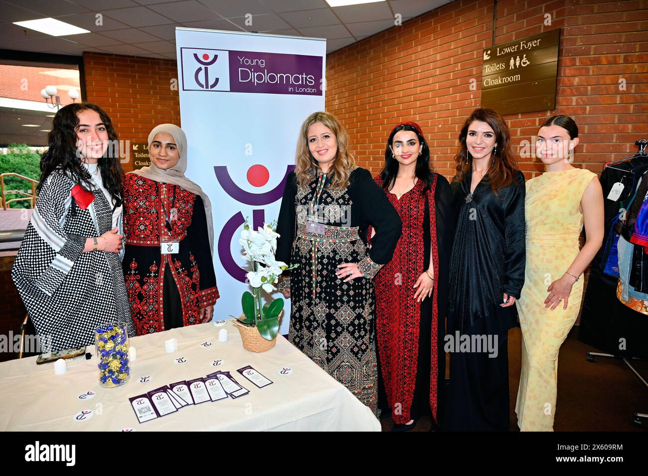 Kensington Town Hall, LONDRA, INGHILTERRA, Regno Unito - 11 MAGGIO 2024: I team della 9YDL presso la Young Diplomats di Londra (YDL) stanno presentando un evento di beneficenza chiamato "Weaving International Fashion - National Dress Catwalk". rappresentando oltre 17 ambasciate nel, ognuna delle quali riflette il suo patrimonio culturale unico. I giovani diplomatici al London Fashion Show hanno capito bene. In quest'epoca di immigrazione, ogni cultura è orgogliosa della tradizione rappresentata dai propri uomini e donne. La gente dovrebbe pensarci due volte prima di scegliere di emigrare. Come immigrato, abbiamo rinunciato al nostro status e ai nostri diritti di nascita, ma hanno mantenuto questo Foto Stock