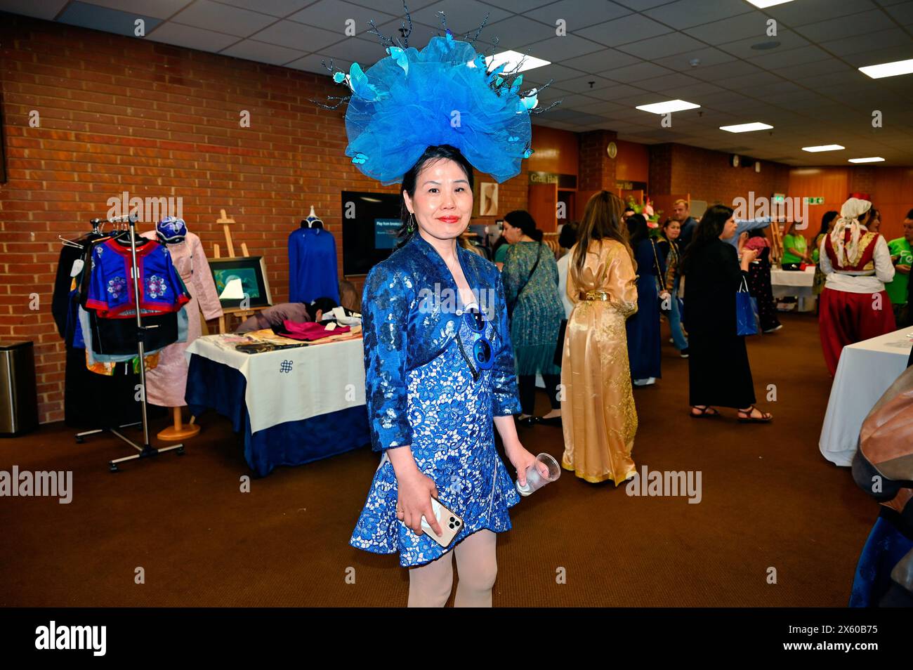 Kensington Town Hall, LONDRA, INGHILTERRA, Regno Unito - 11 MAGGIO 2024: I giovani diplomatici di Londra (YDL) presentano un evento di beneficenza chiamato "Weaving International Fashion - National Dress Catwalk". rappresentando oltre 17 ambasciate nel, ognuna delle quali riflette il suo patrimonio culturale unico. I giovani diplomatici al London Fashion Show hanno capito bene. In quest'epoca di immigrazione, ogni cultura è orgogliosa della tradizione rappresentata dai propri uomini e donne. La gente dovrebbe pensarci due volte prima di scegliere di emigrare. Come immigranti, abbiamo rinunciato al nostro status e ai diritti di nascita, ma hanno mantenuto la loro dignità, un ristorante Foto Stock