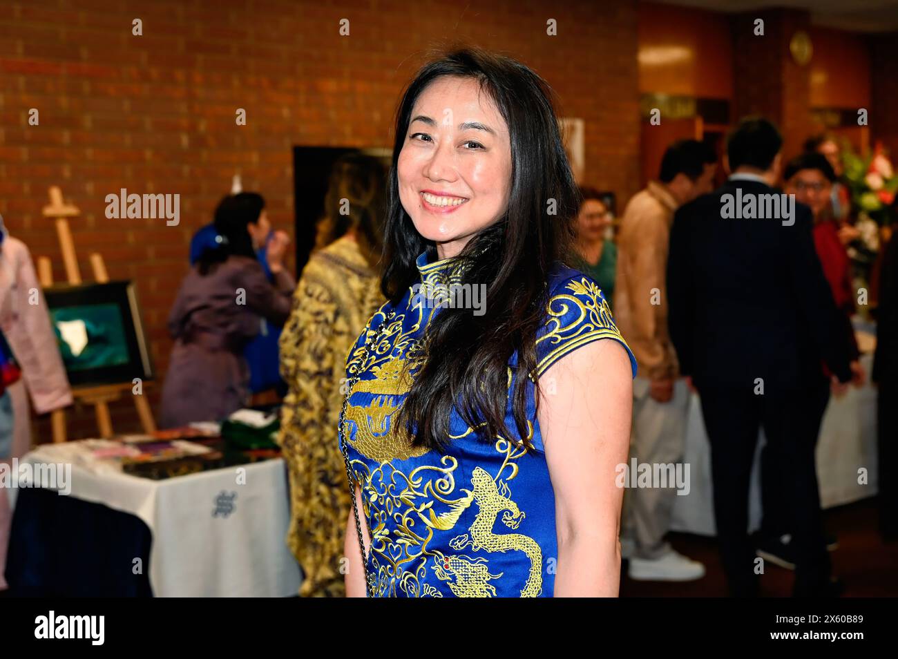 Kensington Town Hall, LONDRA, INGHILTERRA, Regno Unito - 11 MAGGIO 2024: I giovani diplomatici di Londra (YDL) presentano un evento di beneficenza chiamato "Weaving International Fashion - National Dress Catwalk". rappresentando oltre 17 ambasciate nel, ognuna delle quali riflette il suo patrimonio culturale unico. I giovani diplomatici al London Fashion Show hanno capito bene. In quest'epoca di immigrazione, ogni cultura è orgogliosa della tradizione rappresentata dai propri uomini e donne. La gente dovrebbe pensarci due volte prima di scegliere di emigrare. Come immigranti, abbiamo rinunciato al nostro status e ai diritti di nascita, ma hanno mantenuto la loro dignità, un ristorante Foto Stock