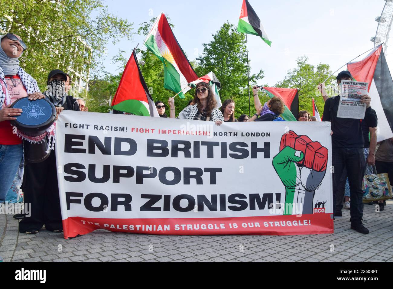 Londra, Inghilterra, Regno Unito. 11 maggio 2024. I manifestanti tengono un cartello "End British Support for Sionism" vicino al London Eye. I manifestanti pro-palestinesi hanno marciato e bloccato il ponte Waterloo mentre Israele continua i suoi attacchi a Gaza. (Credit Image: © Vuk Valcic/ZUMA Press Wire) SOLO PER USO EDITORIALE! Non per USO commerciale! Foto Stock