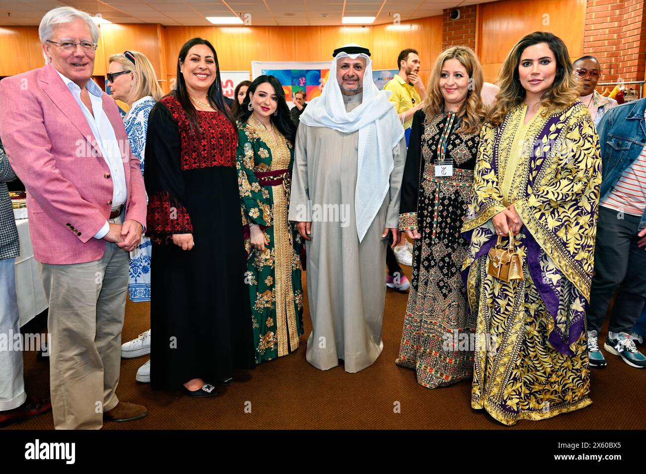 Kensington Town Hall, LONDRA, INGHILTERRA, Regno Unito - 11 MAGGIO 2024: H.E. Bader Mohammad Alawadi, Ambasciatore dello Stato del Kuwait partecipa ai giovani diplomatici di Londra (YDL) presentando un evento di beneficenza chiamato "Weaving International Fashion - National Dress Catwalk". rappresentando oltre 17 ambasciate nel, ognuna delle quali riflette il suo patrimonio culturale unico. I giovani diplomatici al London Fashion Show hanno capito bene. In quest'epoca di immigrazione, ogni cultura è orgogliosa della tradizione rappresentata dai propri uomini e donne. La gente dovrebbe pensarci due volte prima di scegliere di emigrare. Come immigranti, abbiamo rinunciato al nostro Foto Stock