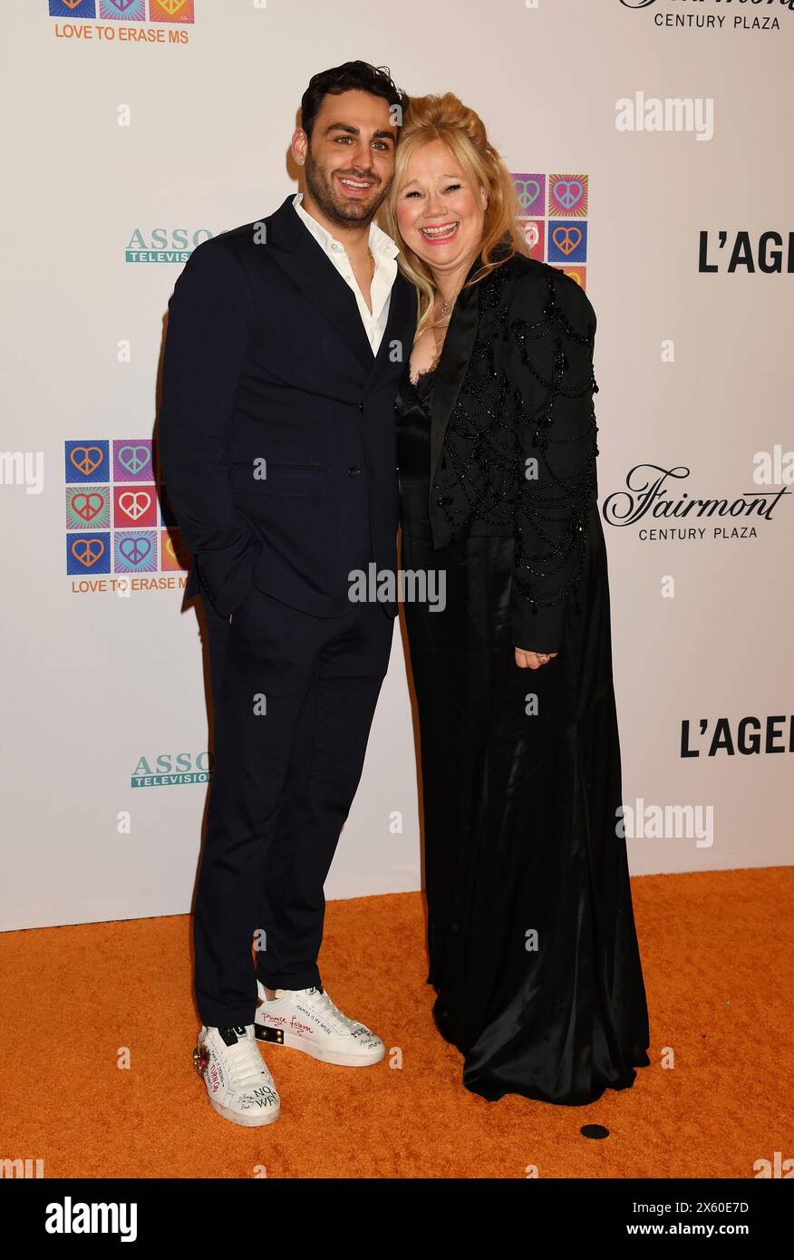 LOS ANGELES, CALIFORNIA - 10 MAGGIO: (L-R) Alberto Urso e Caroline Rhea partecipano al 2024 Race to Erase MS Gala al Fairmont Century Plaza il 10 maggio 2024 Foto Stock