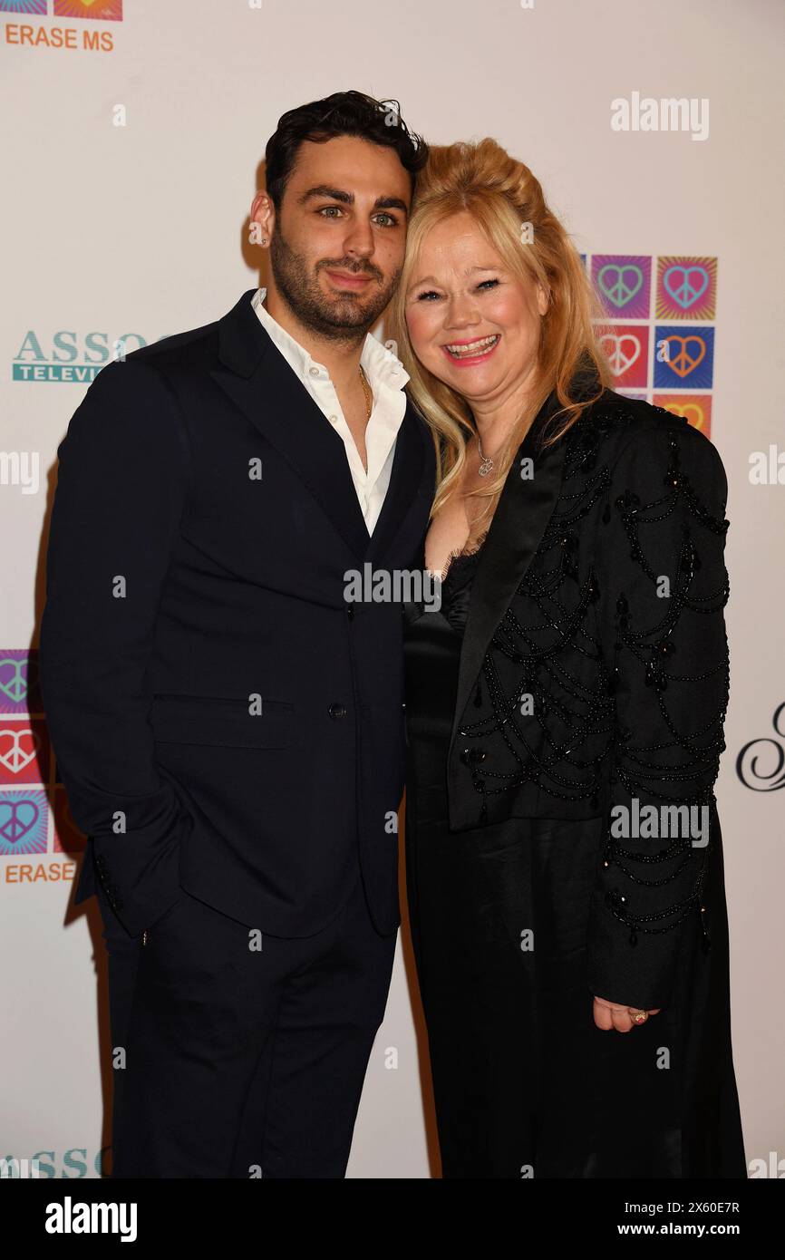 LOS ANGELES, CALIFORNIA - 10 MAGGIO: (L-R) Alberto Urso e Caroline Rhea partecipano al 2024 Race to Erase MS Gala al Fairmont Century Plaza il 10 maggio 2024 Foto Stock